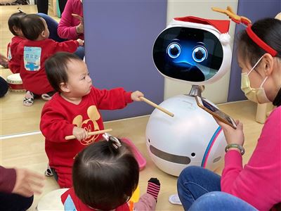 托嬰中心科技化 秀傳引進機器人保母 