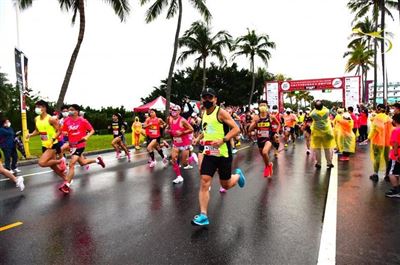 臺灣最美賽道太平洋縱谷馬拉松 逾7000人冒雨熱情開跑