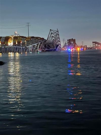 巴爾的摩橋梁遭貨輪撞擊倒塌 車輛落水多人失蹤
