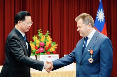 吳釗燮頒立陶宛前外交部政次獎章 表彰深化雙邊關係 