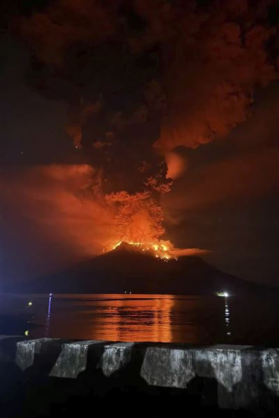 印尼外海魯仰火山爆發 撤離1.1萬居民