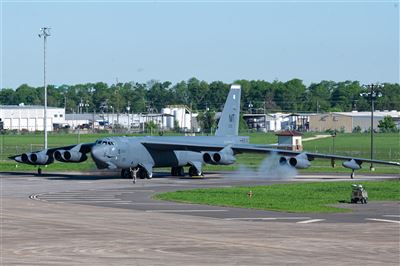 美B-52H民用機場起降演練 提升作戰彈性