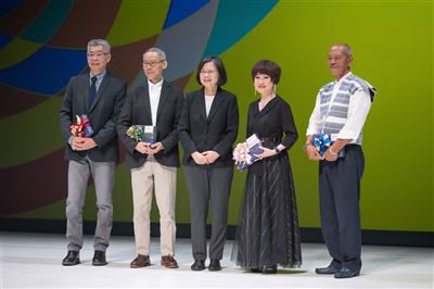 蔡總統出席國家文藝獎贈獎 期勉為臺灣藝文做出更多貢獻