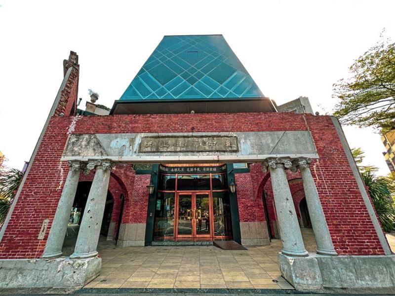 二戰後政府作為臺中市衛生院的宮原眼科，經改建整修已成為知名打卡景點。