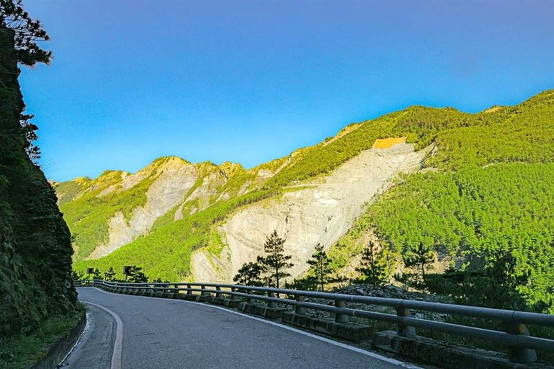 南橫公路是南部地區橫越中央山脈的重要道路，與北橫、中橫並列為臺灣三條橫貫公路建設。