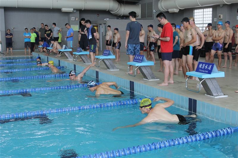 海軍指參學院泳賽 全力以赴爭榮譽1