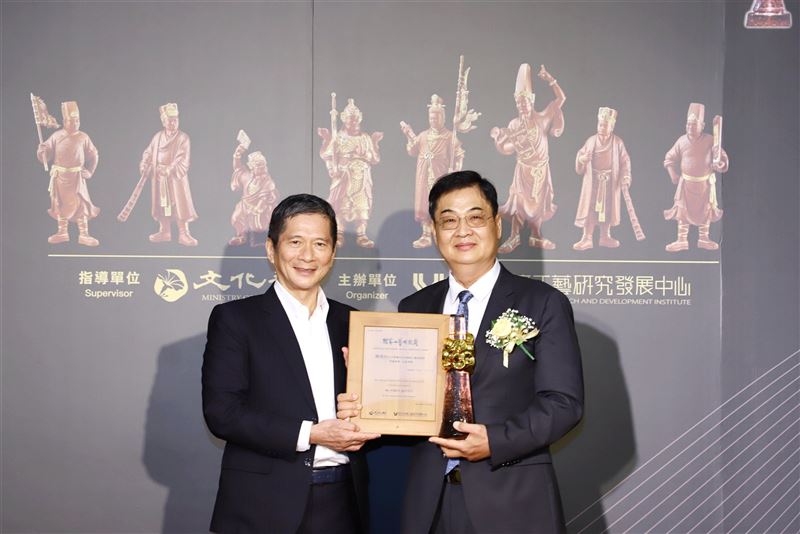 陳啟村獲頒國家工藝成就獎 從佛像學徒到木雕大家1