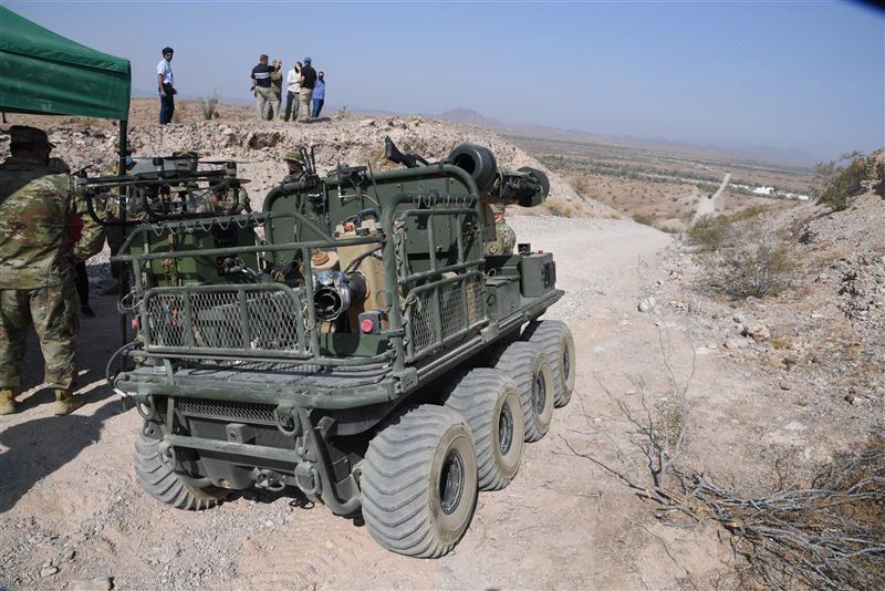 美軍「戰術運輸載具」 通過沙漠測試1