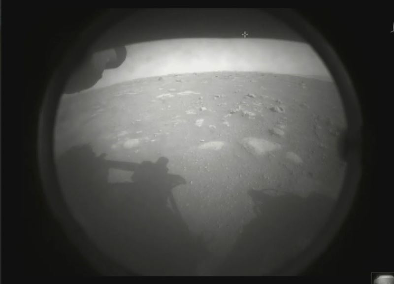 NASA「毅力號」抵火星 傳回首張影像2