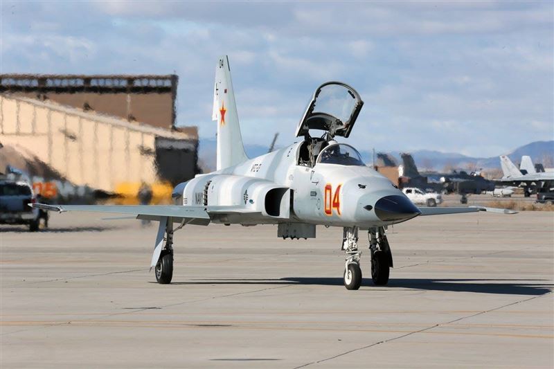 美海軍接手空軍F-16 降低成本3