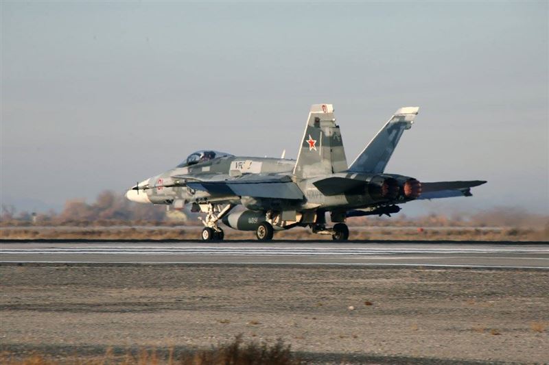 美海軍接手空軍F-16 降低成本1
