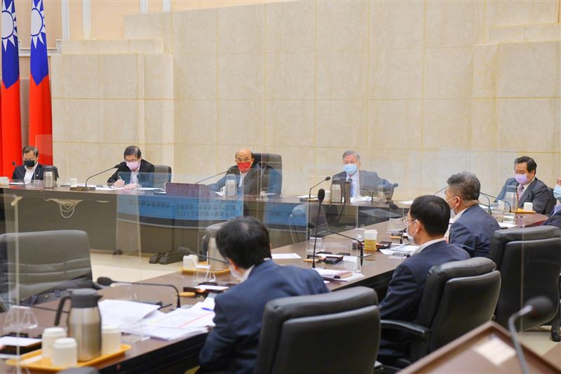 政院擴大防疫會議  蘇揆宣布27日起調降為二級警戒 2
