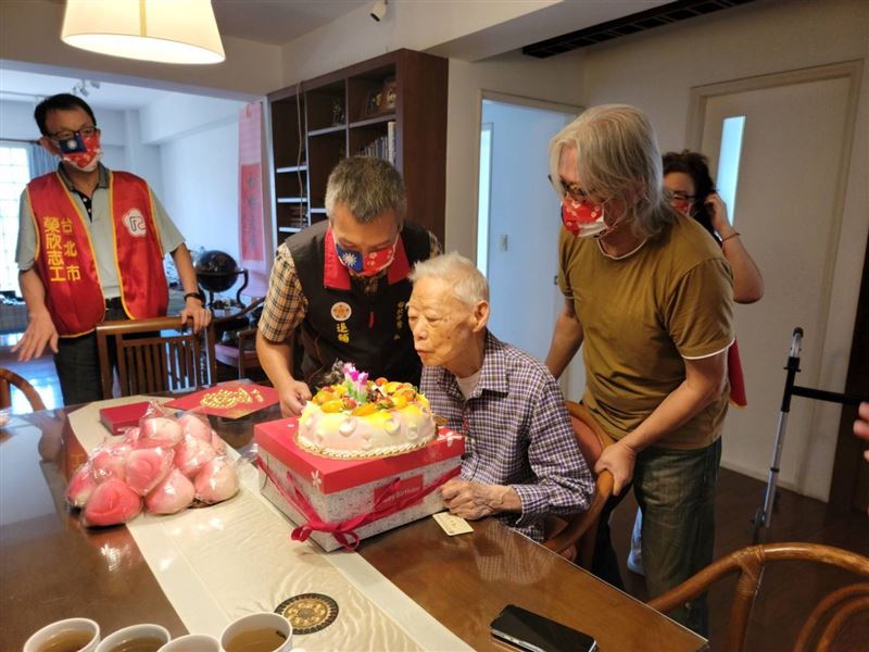 臺北市榮民服務處祝賀榮民馬嘉林100歲嵩壽2