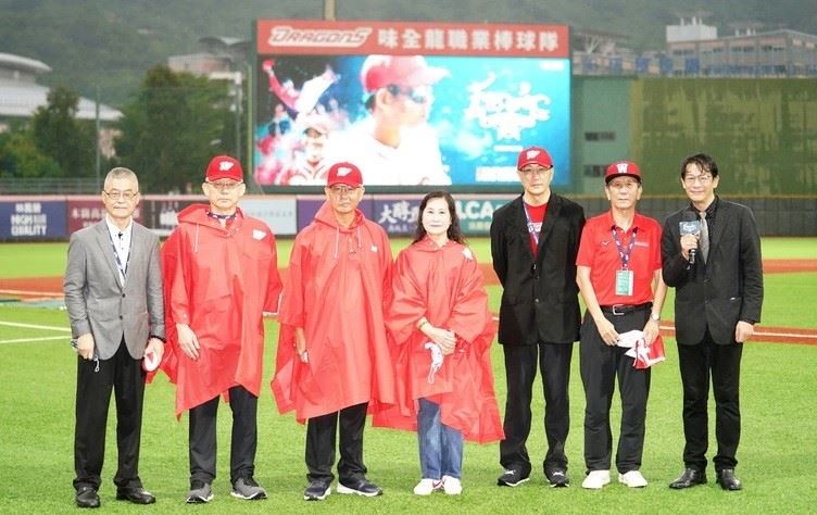 紀念已故傳奇總教練徐生明 味全龍舉行85號球衣退休儀式3