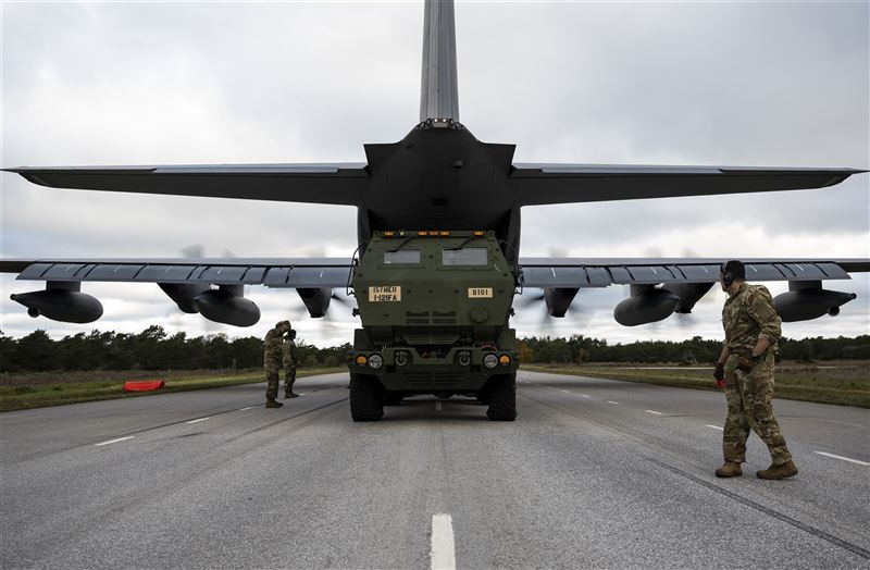 美MC-130J降落瑞典戰備道  快速投射HIMARS1