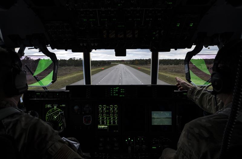 美MC-130J降落瑞典戰備道  快速投射HIMARS4
