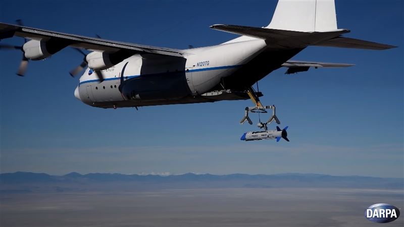 C-130成功回收X-61A無人機 空中母艦概念里程碑2