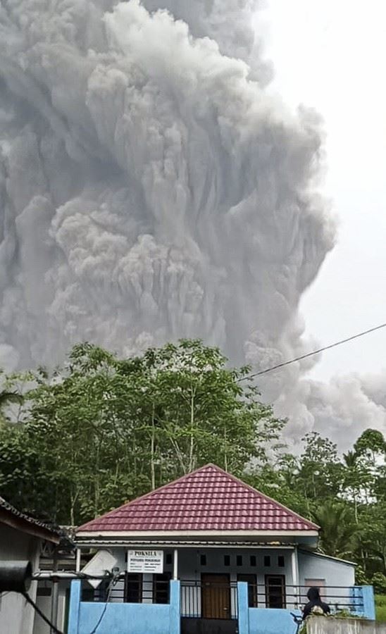 印尼東爪哇火山噴發   14死 98傷1