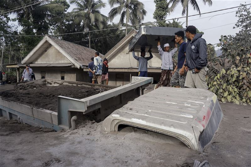 印尼東爪哇火山噴發   14死 98傷2
