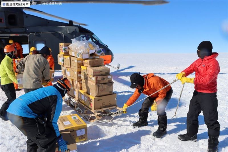 日破冰船抵南極基地 完成運補任務2
