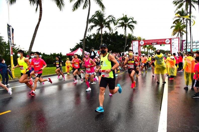 臺灣最美賽道太平洋縱谷馬拉松 逾7000人冒雨熱情開跑1