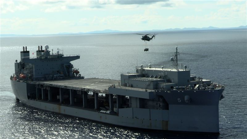 美CH-53E首次驗證  由岸至艦吊掛JLTV1