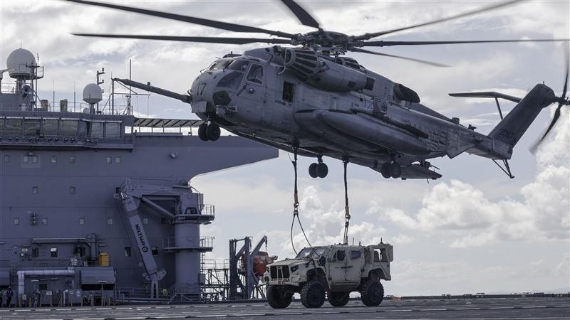 美CH-53E首次驗證  由岸至艦吊掛JLTV2