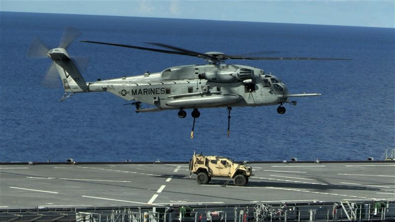 美CH-53E首次驗證  由岸至艦吊掛JLTV3