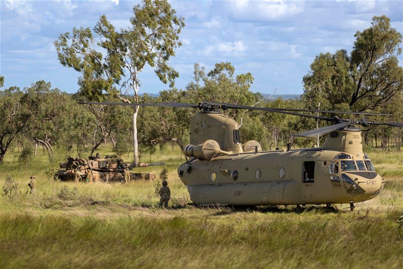 澳洲CH-47直升機 為M1戰車野戰加油3