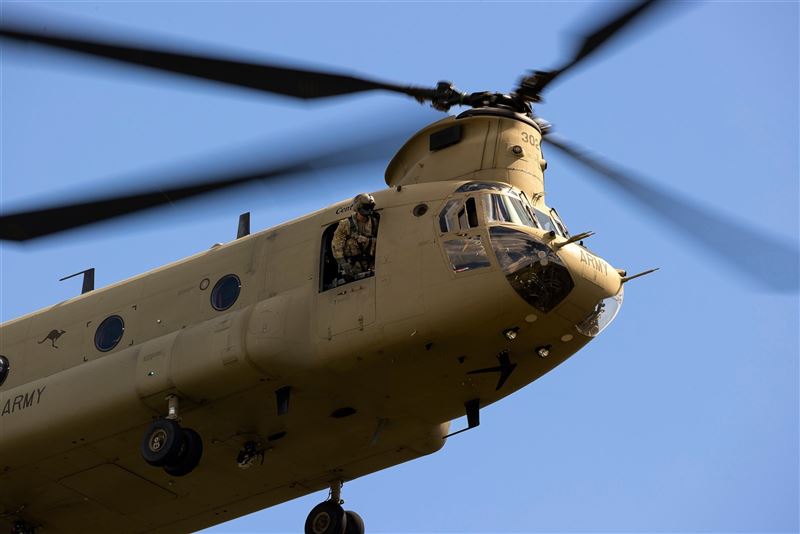 澳洲CH-47直升機 為M1戰車野戰加油1