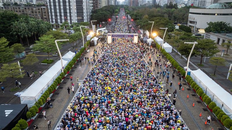 2023臺北馬拉松 近三萬跑者抗寒風奔終點2