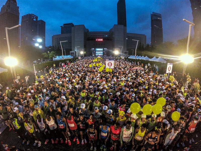 2023臺北馬拉松 近三萬跑者抗寒風奔終點1