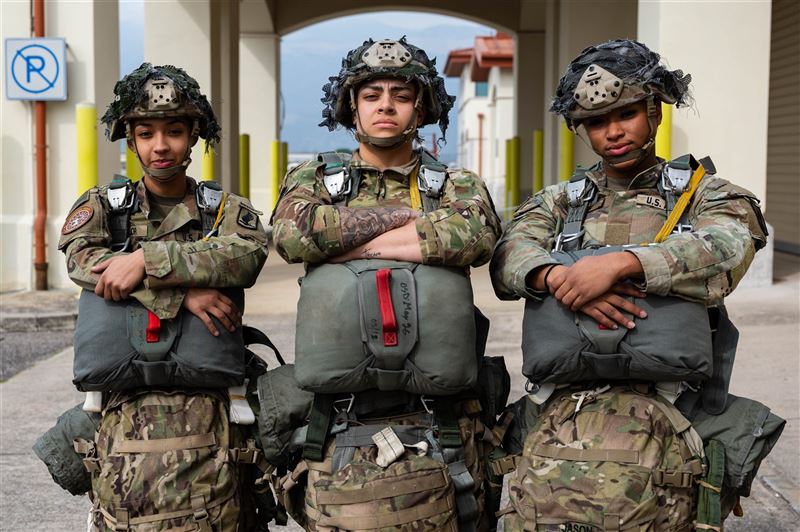 美陸軍173空降旅演訓 「全女性」跳傘締紀錄1