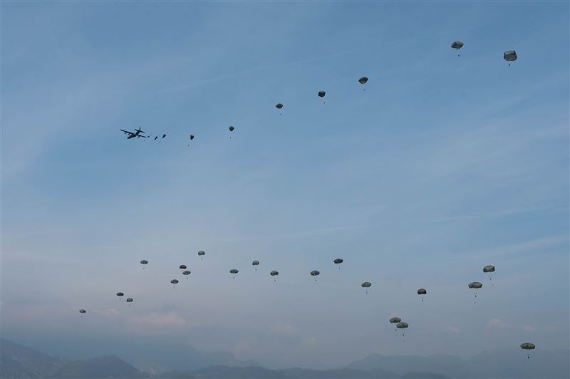 美陸軍173空降旅演訓 「全女性」跳傘締紀錄2