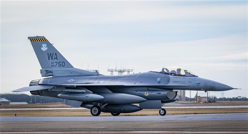 [分享] 「猛毒」計畫啟動 F-16改裝自主飛行載具