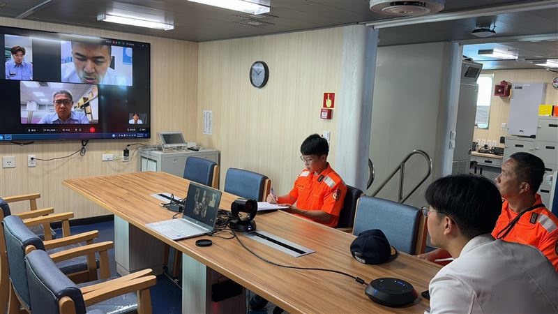 海巡攜手國軍左營總醫院 助印尼漁工視訊醫療1