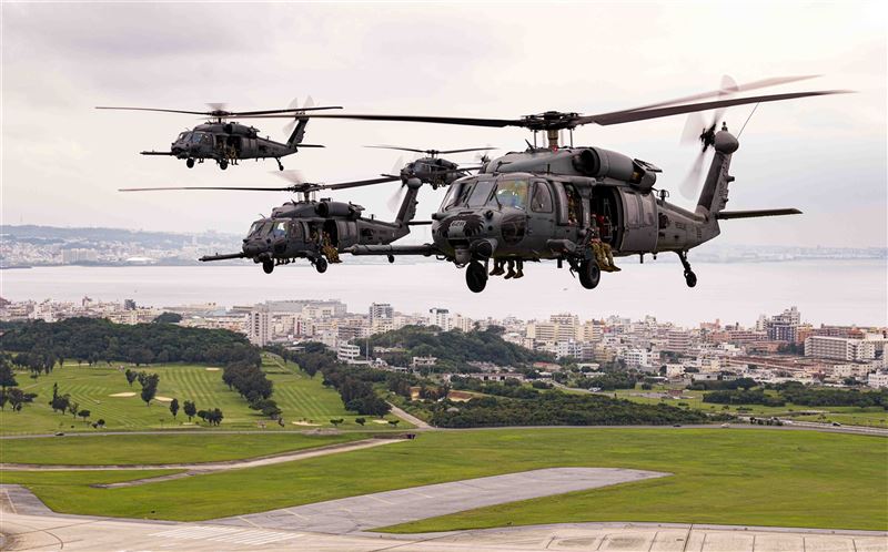 駐日美軍「HH-60G」直升機 告別沖繩飛行1