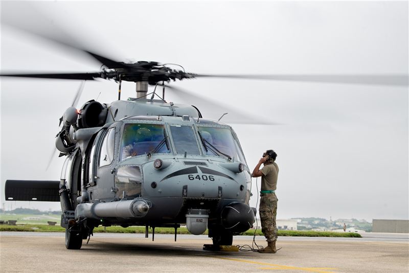 駐日美軍「HH-60G」直升機 告別沖繩飛行2