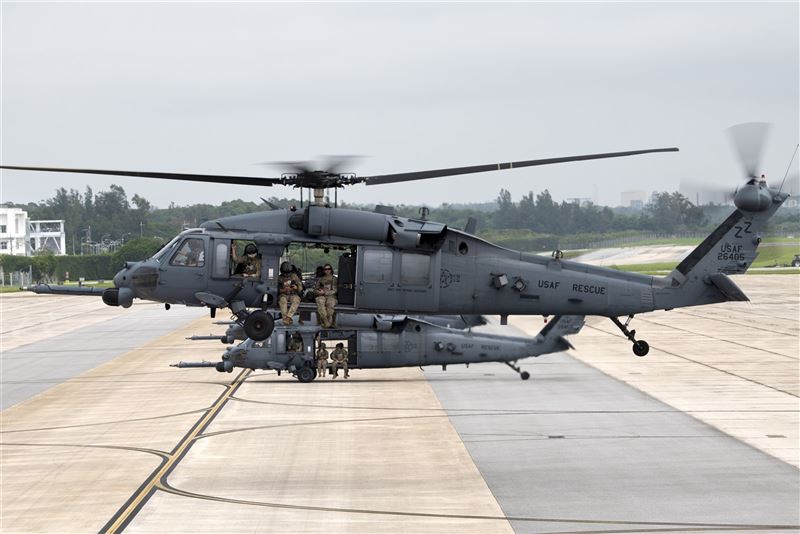 駐日美軍「HH-60G」直升機 告別沖繩飛行3
